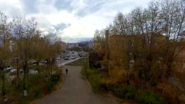 Una vista aérea de las calles de otoño de la ciudad de Ulan-Ude, Rusia, República de Buriatia — Vídeos de Stock