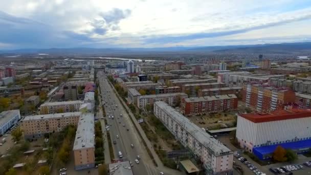 Una vista aérea de las calles de otoño de la ciudad de Ulan-Ude, Rusia, República de Buriatia — Vídeos de Stock