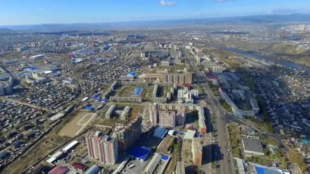 Una vista aérea de las calles de otoño de la ciudad de Ulan-Ude, Rusia, República de Buriatia — Vídeos de Stock