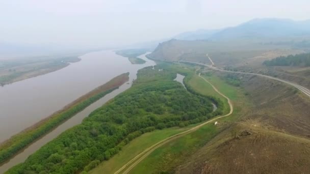 Una vista aerea che sorvola il fiume nella nebbia, la Buryatia russa — Video Stock