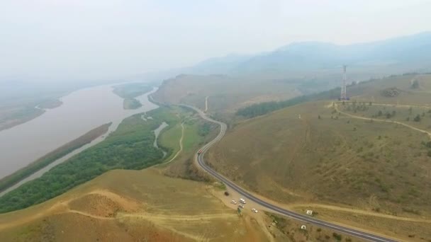 Letecký pohled na letící nad řekou v mlze, ruský Buryatia — Stock video