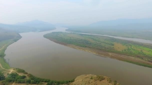 Una vista aerea che sorvola il fiume nella nebbia, la Buryatia russa — Video Stock