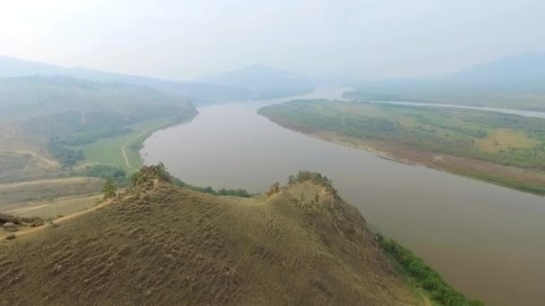 Una vista aérea volando sobre el río en la niebla, Russian Buryatia — Vídeos de Stock