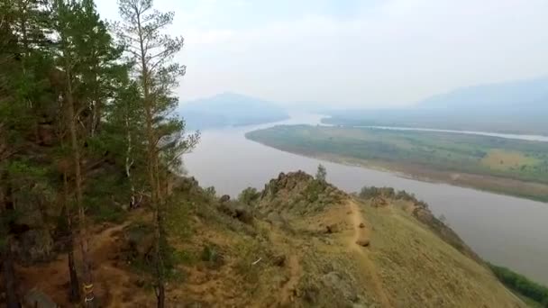 Vue aérienne survolant la rivière dans le brouillard, en Birmanie russe — Video