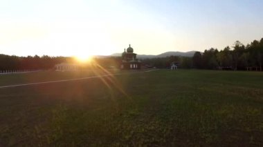Kilise bir güneşli yaz akşam sahada. Ulan-Ude, Buryatia, Rusya Federasyonu Hava bir bakış