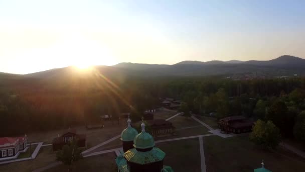 Kościół na polu w słoneczny letni wieczór. Widok z lotu ptaka z Ułan-Ude, Buriacji, Federacja Rosyjska — Wideo stockowe