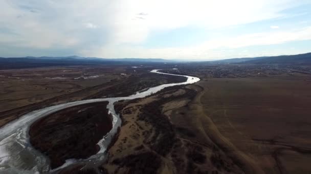 Vuelo aéreo sobre la carretera entre campos. Colores otoñales.Ulan-Ude — Vídeo de stock