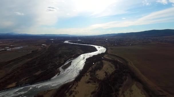 Letecké letu nad silnici mezi poli. Podzimní barvy. Ulan-Ude — Stock video