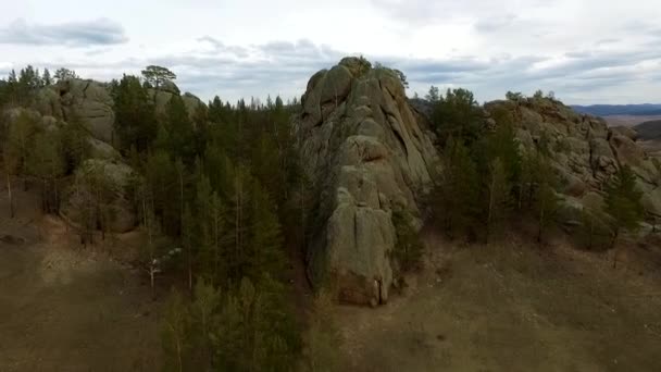 Voando sobre a floresta nas montanhas de drone perto de Ulan-Ude, Buryatia, Rússia — Vídeo de Stock