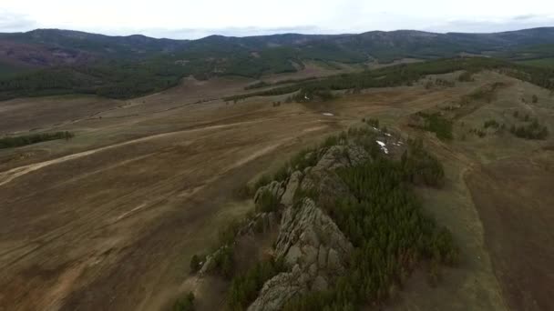 Überflug des Waldes in den Drohnenbergen in der Nähe von ulan-ude, burjatien, russland — Stockvideo