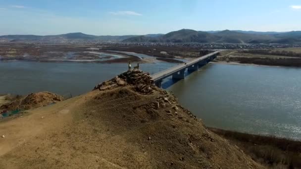 Uma vista aérea sobrevoando o rio Selenga, Ulan-Ude — Vídeo de Stock