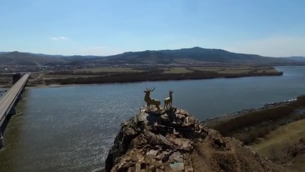 Una vista aérea volando sobre el río Selenga, Ulan-Ude — Vídeo de stock