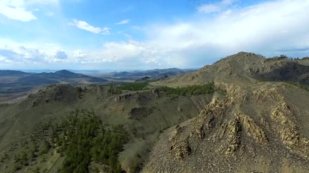 Estabelecendo tiro Montanha Bela natureza Drone tiro em Majestic Mountains. Topo. Panorama. Vista aérea. Voa para cá. Paisagem — Vídeo de Stock