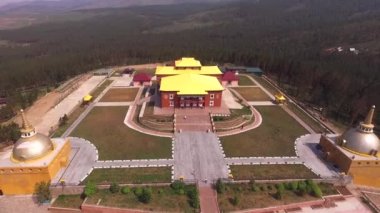 Ulan-Ude Budist tapınağı üzerinde uçan