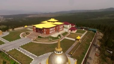 Ulan-Ude Budist tapınağı üzerinde uçan