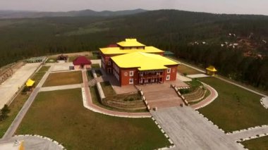 Ulan-Ude Budist tapınağı üzerinde uçan