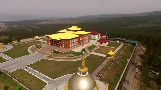 Vliegen over de boeddhistische tempel in Ulan-Ude — Stockvideo