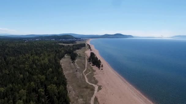 Drone che sorvola la foresta vicino al lago Baikal, Buryatia, Russia — Video Stock