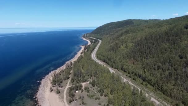 Drone repül át az erdő közelében Lake Baikal, Burjátföldön, Oroszország — Stock videók