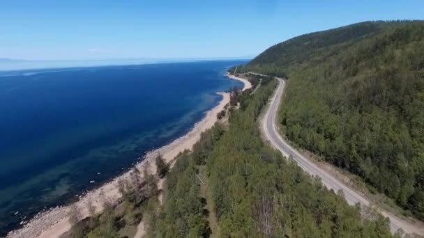 drone survolant la forêt près du lac Baïkal, en Bouriatie, en Russie 