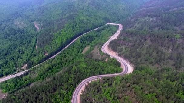 Vídeo drone vista aérea sobre a estrada na floresta a caminho do Lago Baikal — Vídeo de Stock