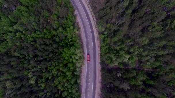 Video drone vista aerea sulla strada nella foresta sulla strada per il lago Baikal — Video Stock