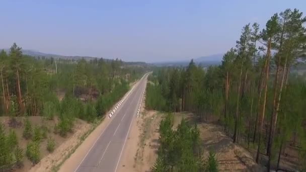 Antenowe widok drogi w lesie drzew iglastych na jeziorze Bajkał, Buriacji, Federacja Rosyjska — Wideo stockowe