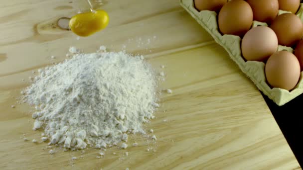 小麦粉にドロップ卵 — ストック動画