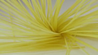 Masanın üzerine düşen spagetti