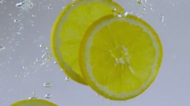su içinde taze limon