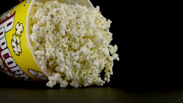 Попкорн падает в замедленной съемке — стоковое видео