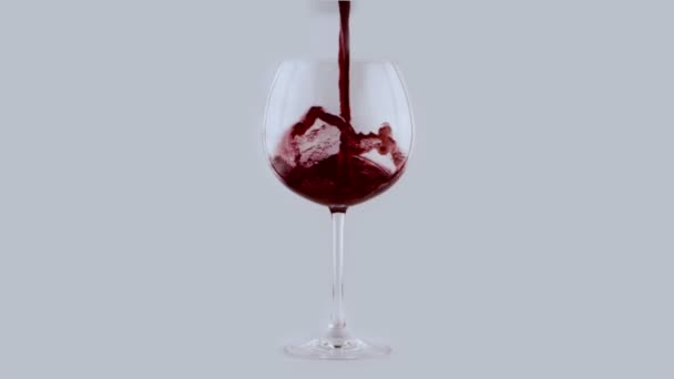 Rotwein fällt in Zeitlupe auf ein Glas — Stockvideo