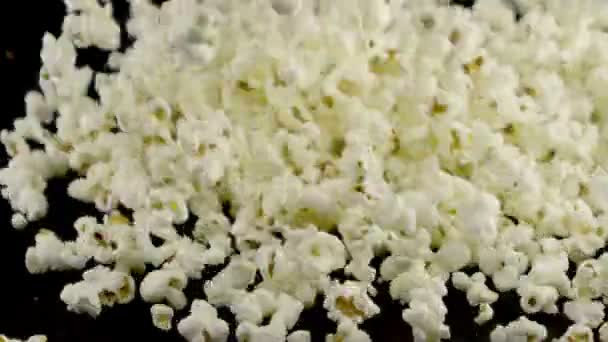 Popcorn faller i slow motion — Stockvideo