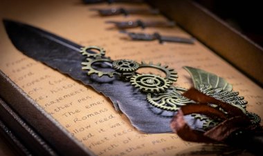 Pirinç dişli dekoratif steampunk tüyü klasik el yazısıyla yazılmış arka plan, fantezi için seçici odak makro görüntüsü,