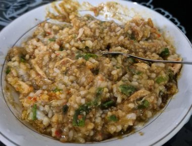 Tavuk ve sebzeli kızarmış pilav.