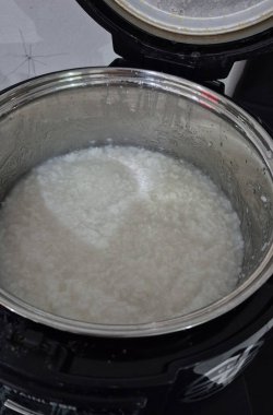 Siyah arkaplanı olan beyaz bir tavayı kapat