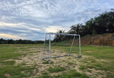 Futbol topuyla futbol sahası