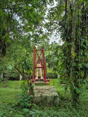 Parkta eski paslı demir salıncak