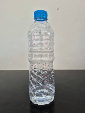 Su dolu plastik şişe.