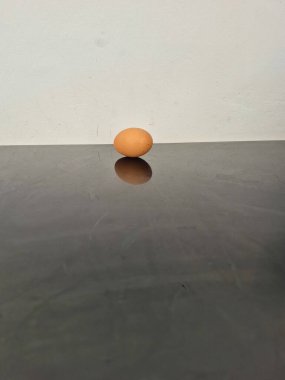Gri bir masada turuncu ve sarı yumurta..