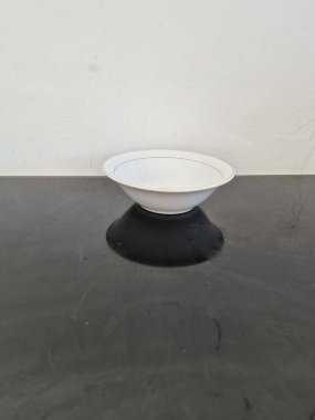 Beyaz arkaplanda gölgeli siyah plaka