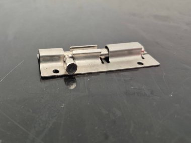 Atölyedeki masada metal parçaları var.