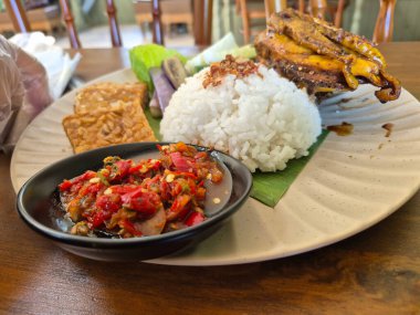 Tavuk ve sebzeli kızarmış pilav.