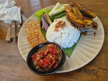 Tavuklu pilav ve sahanda yumurta..