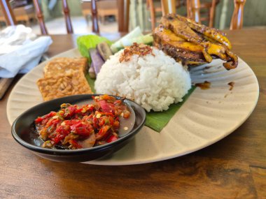 Pirinç ve sebzeli kızarmış tavuk.