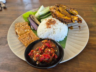 Kızarmış pirinçli Endonezya yemeği