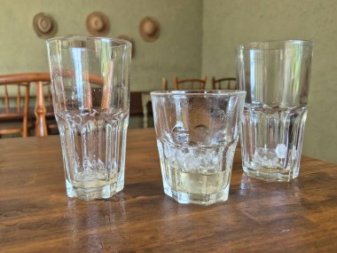 boş şeffaf bardaklar ahşap masada