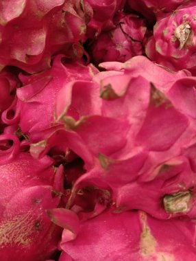 Piyasada taze kırmızı gül