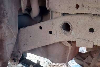 Paslı bir metalin arka planında eski paslı demir.