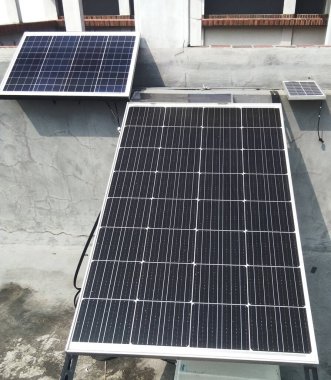 Evin çatısındaki güneş pili.